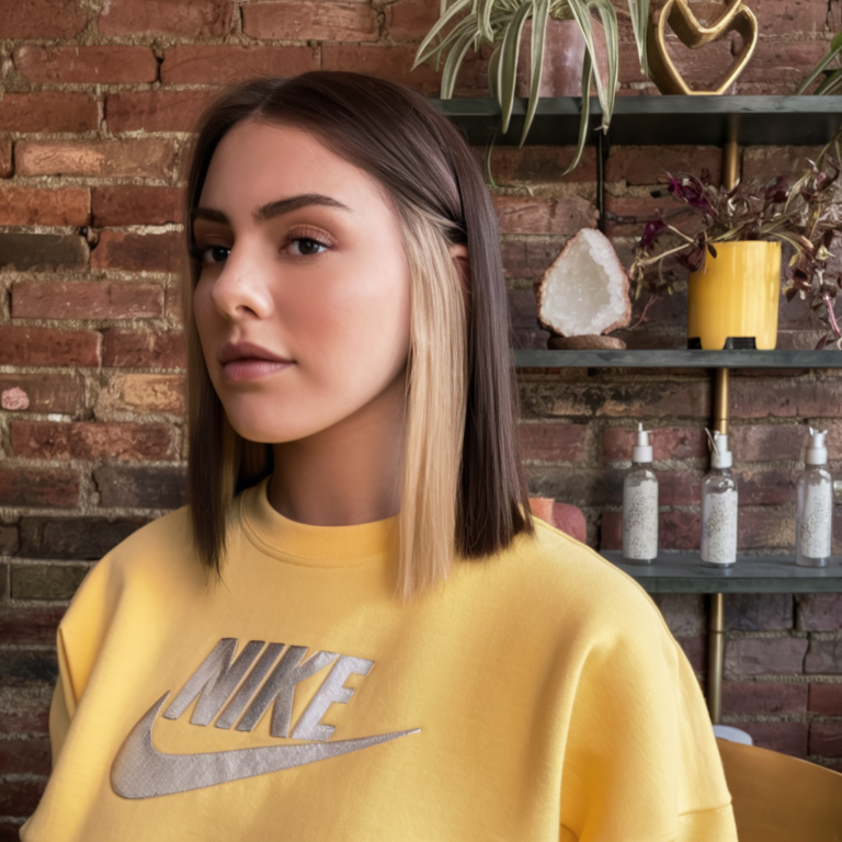 24 Peekaboo-Haarfarben 2025: Trends in Blond, Pink, Lila & mehr